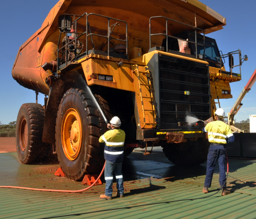 Hydropad modular wash rack with vehicle
